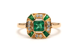 Bague Entourage en or jaune, émeraudes et diamants
