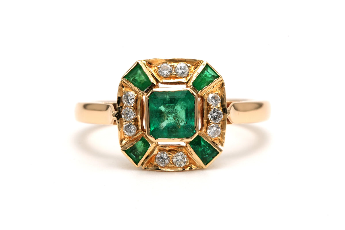"Entourage" Ring in Yellow Gold, Emeralds, and Diamonds
