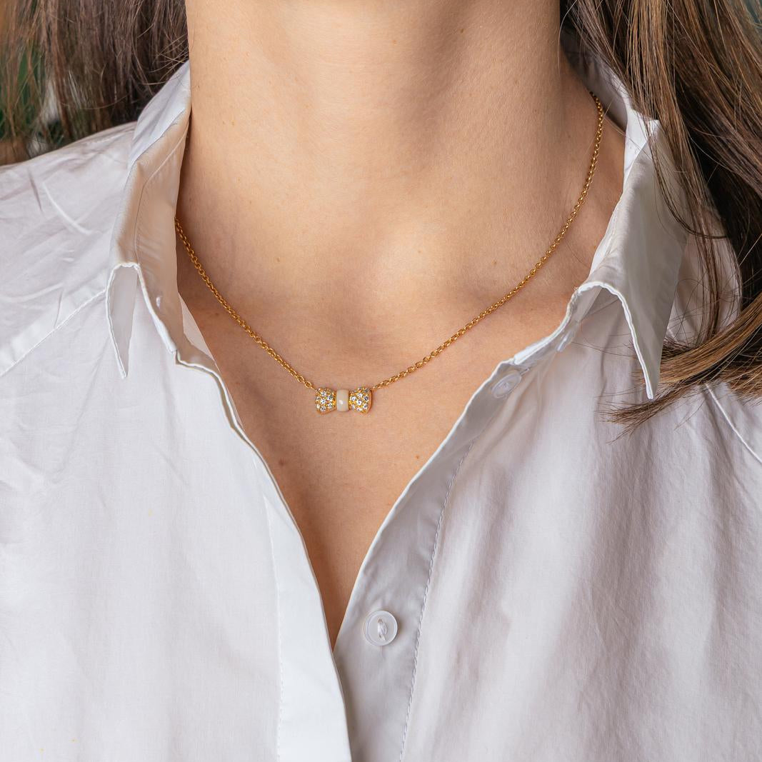 Van Cleef & Arpels "Nœud" Necklace in Yellow gold with White Coral