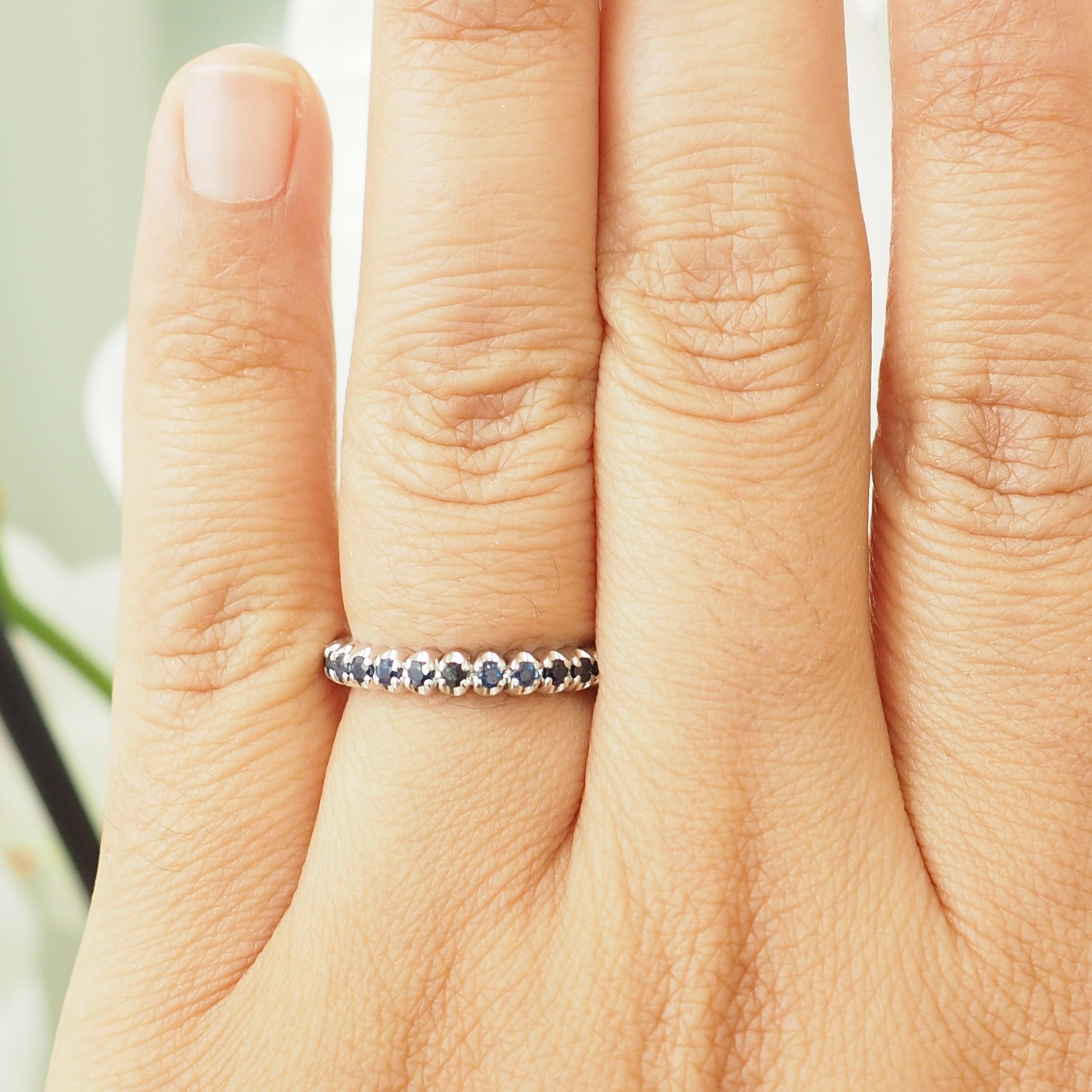 Bague Alliance en or blanc et saphirs