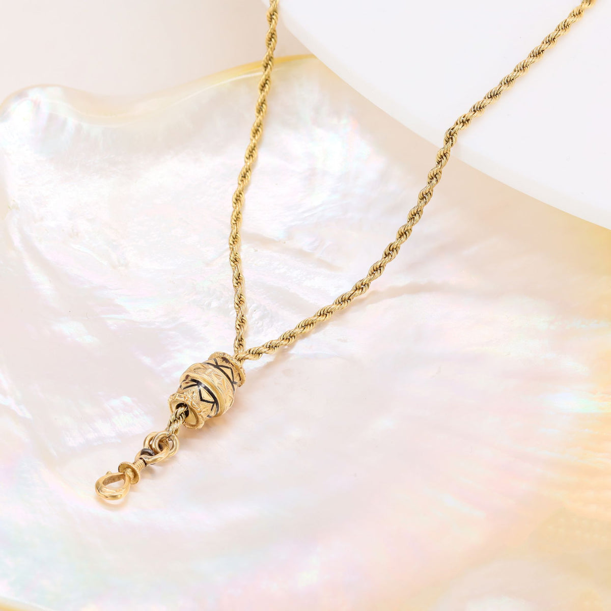 Collier en or jaune, émail et diamants