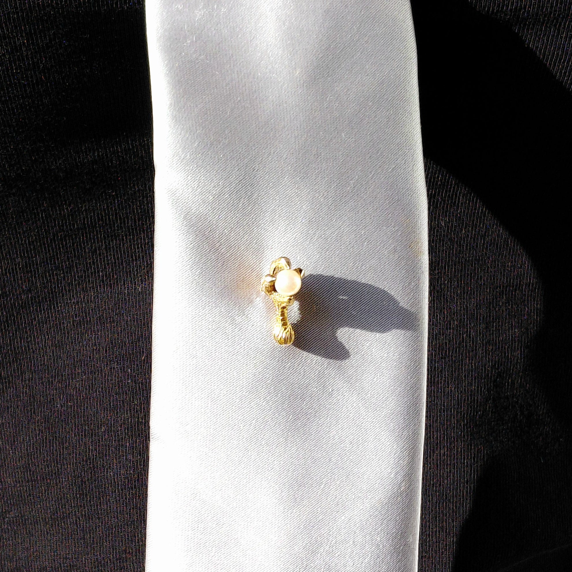 Yellow gold and pearl tie pin