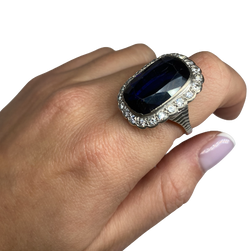 Entourage Ring in white gold, sapphire, and diamonds