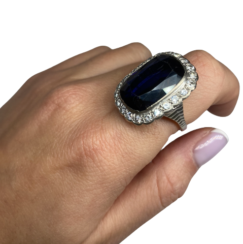 Entourage Ring in white gold, sapphire, and diamonds
