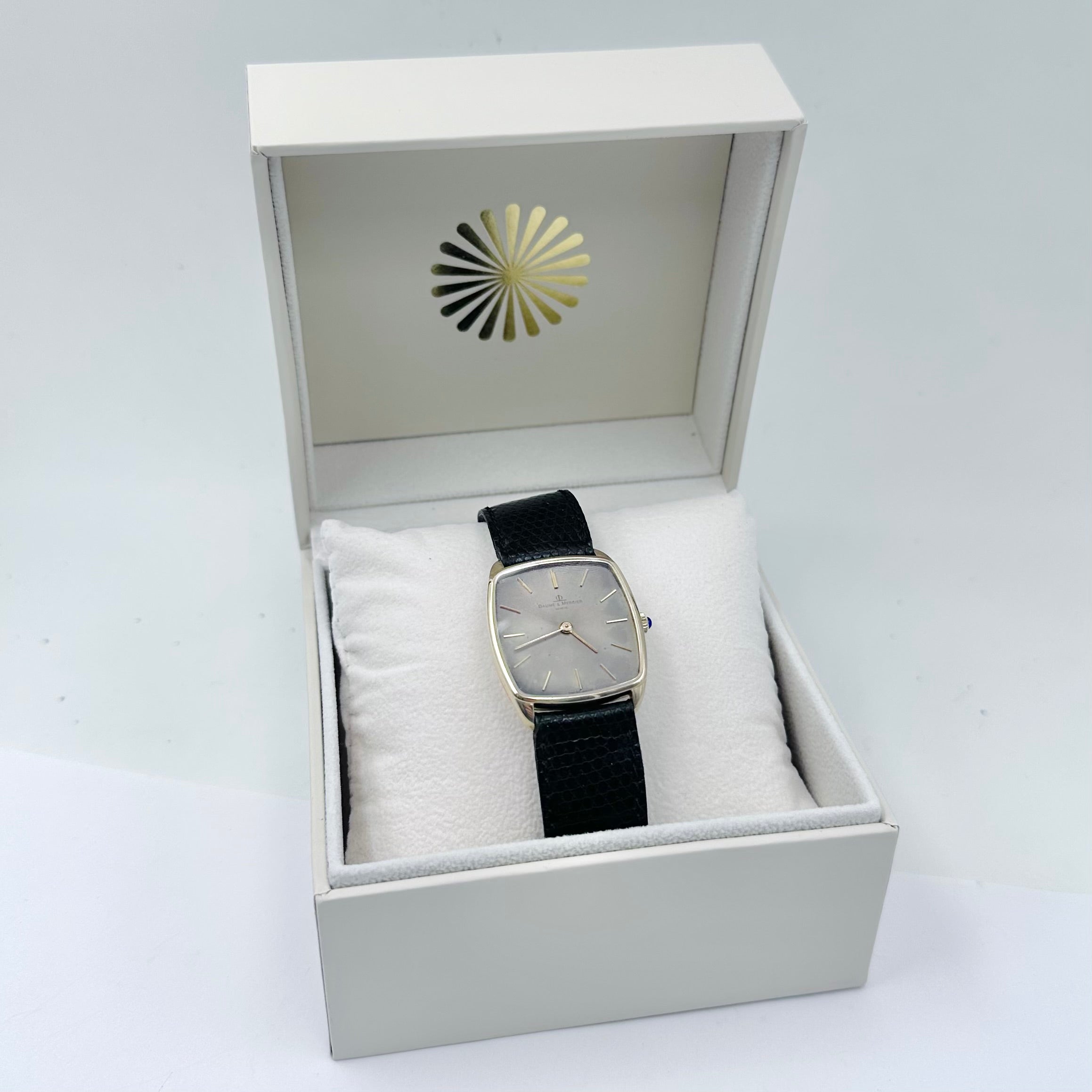 BAUME & MERCIER Watch in yellow gold and leather