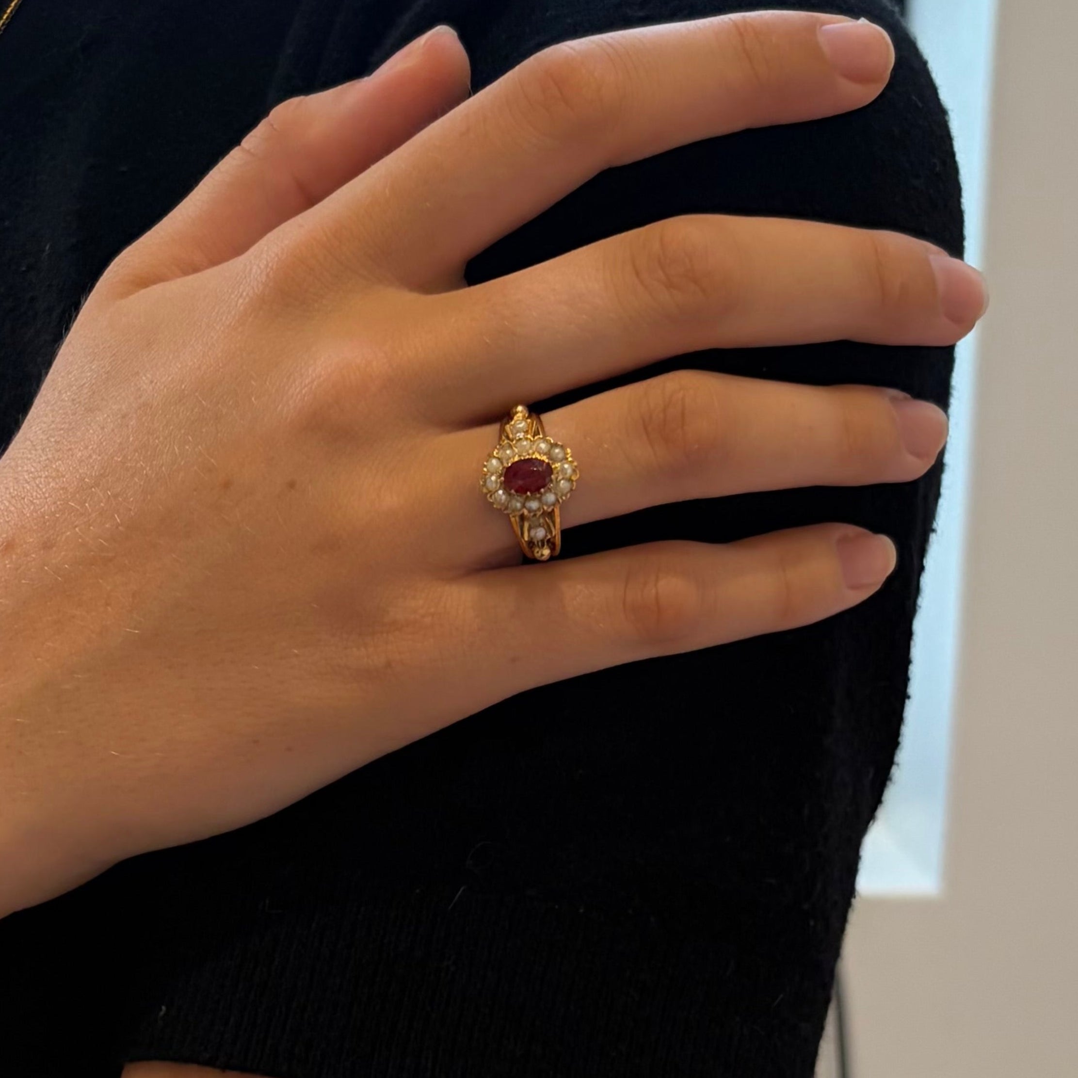 Napoleon III ring in yellow gold, with a doublet garnet and pearls