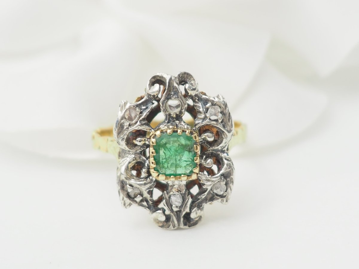 "Entourage" Ring in Yellow Gold, Emerald, and Diamonds