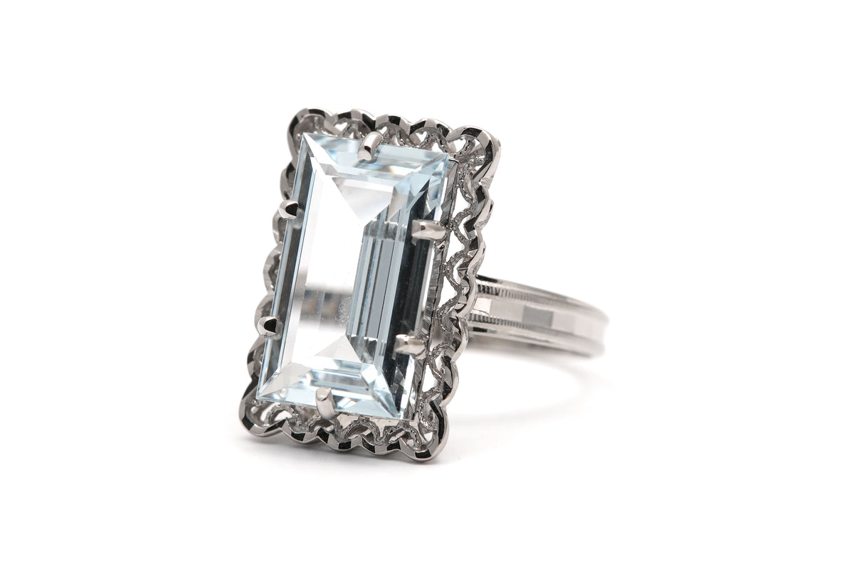 Bague Solitaire en or blanc et aigue-marine