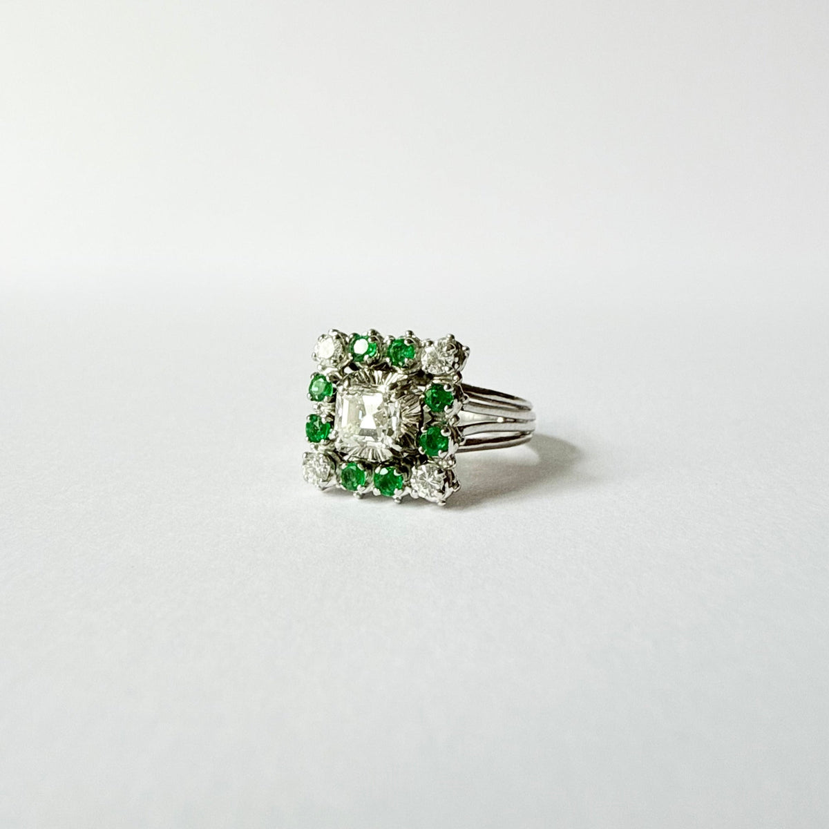 Marguerite Ring in White Gold, Emeralds, and Diamonds