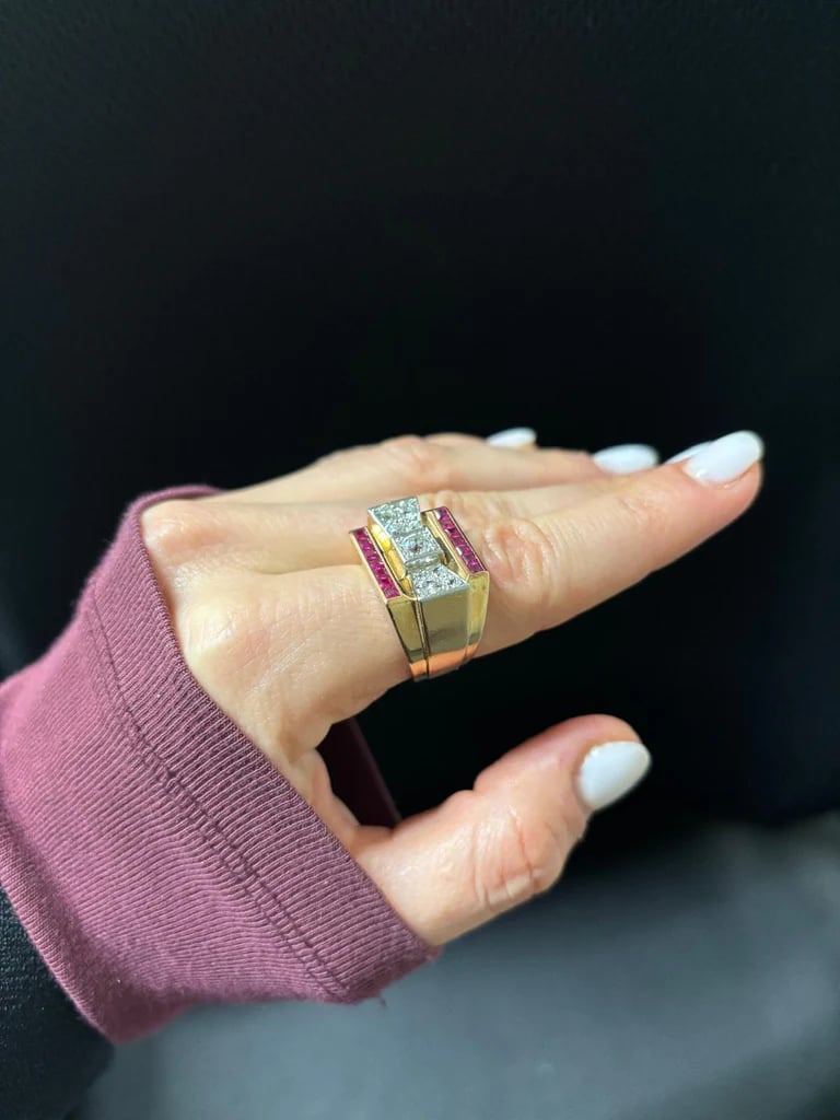 Bague Tank en or jaune, rubis et diamants