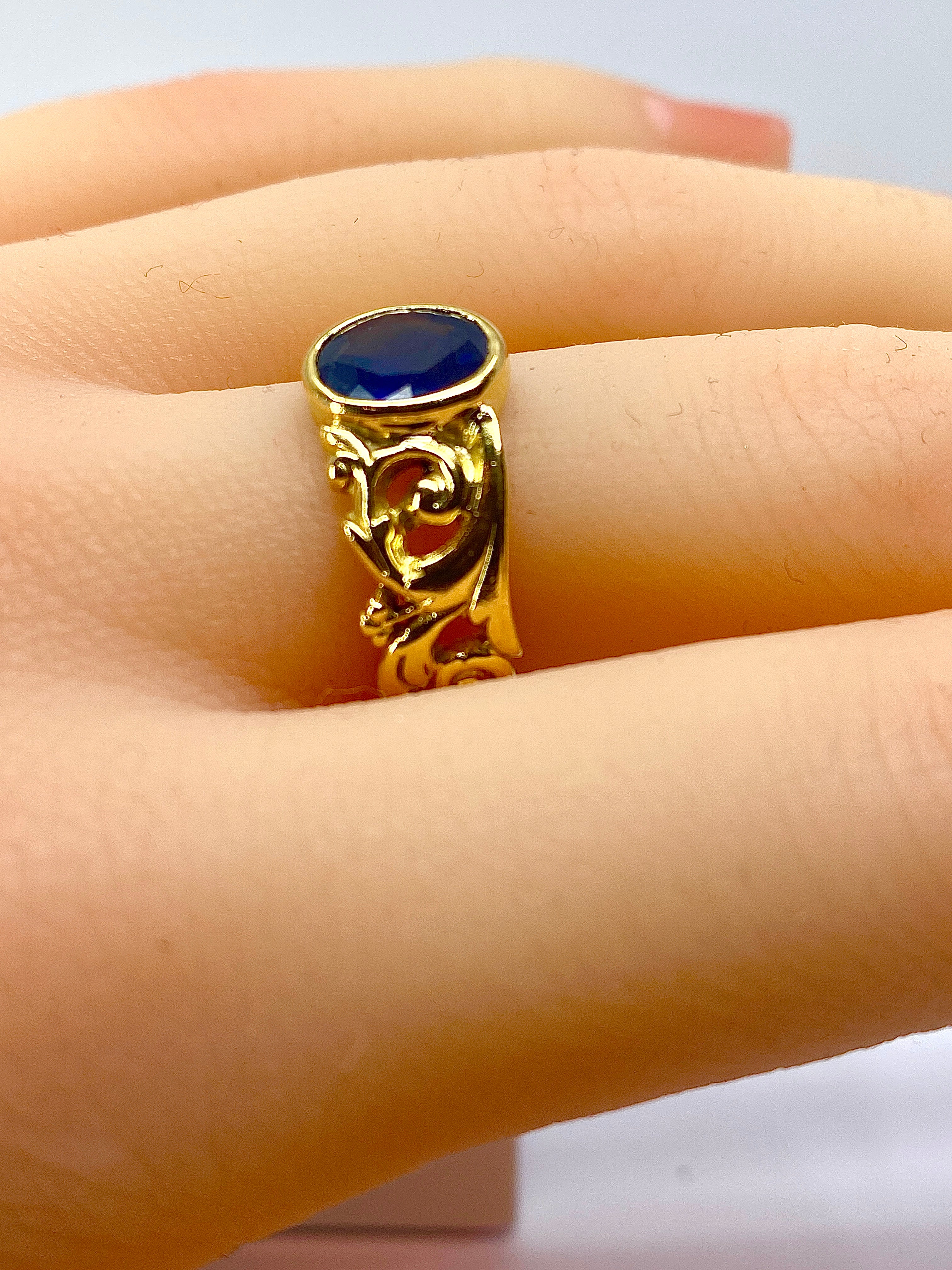 Ring in yellow gold and sapphire