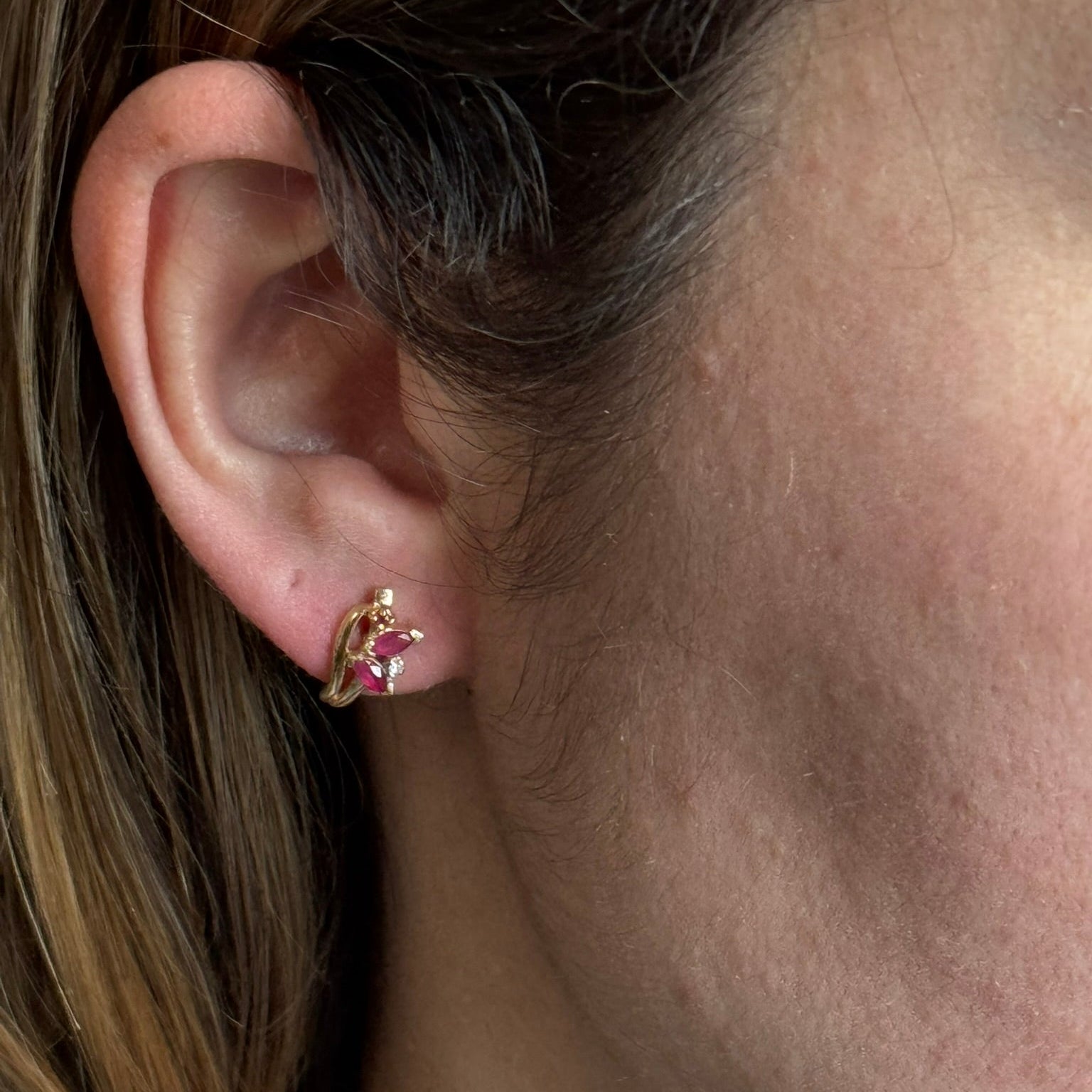 Boucles d'oreilles en or jaune, rubis et diamants