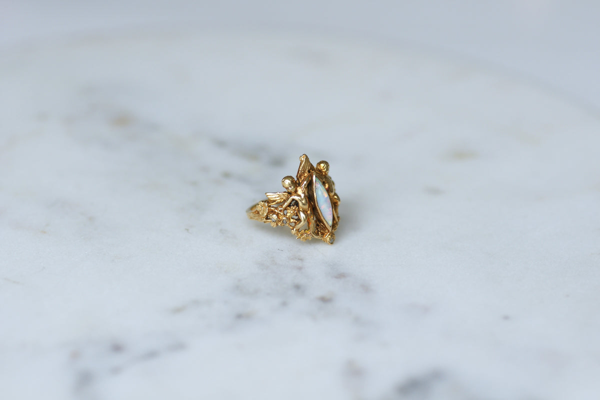 Bague Ancienne Anges Opale et Diamants sur Or Jaune