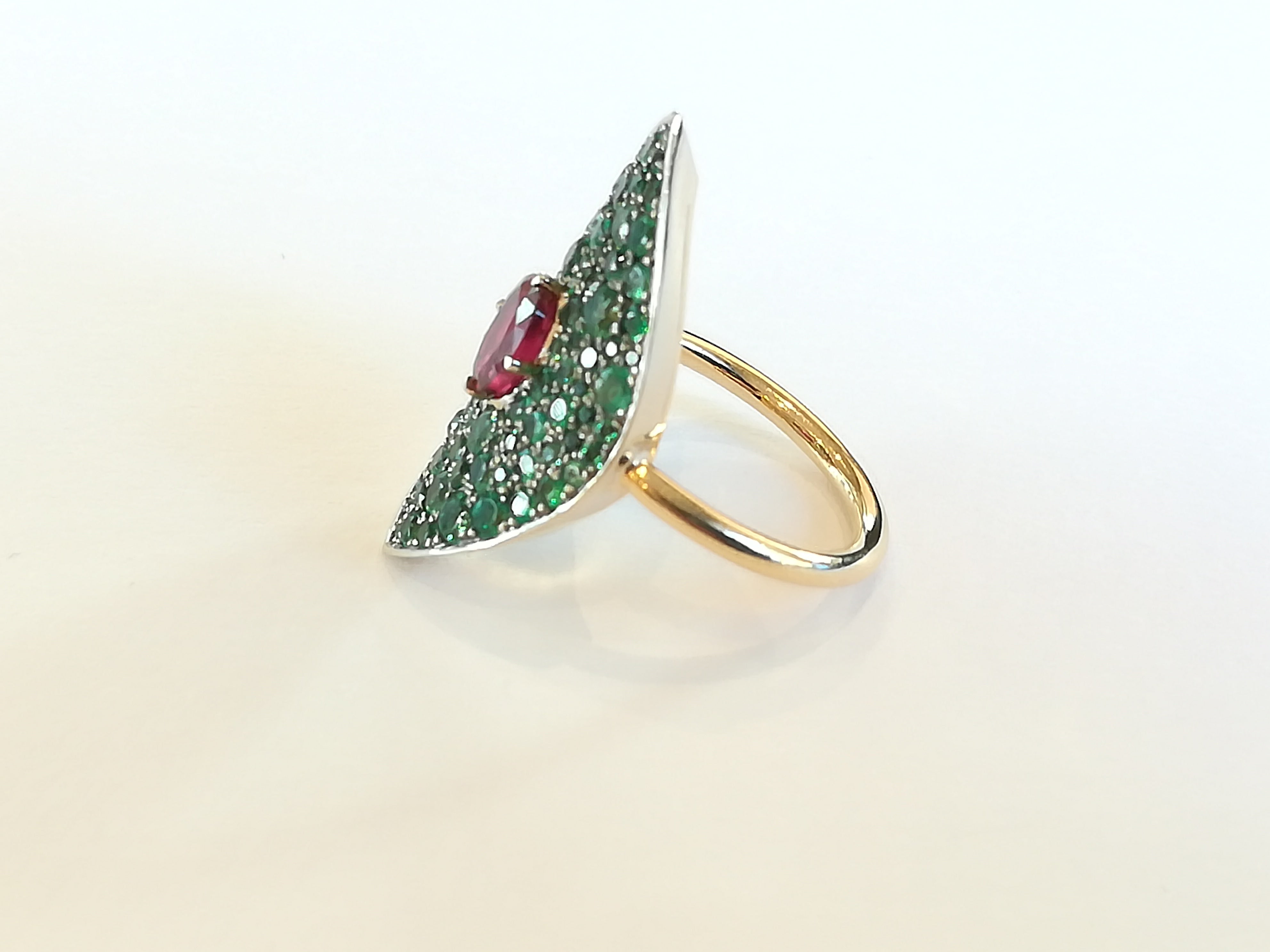 Bague Marquise GUY BARUCH en or jaune, rubis et émeraudes