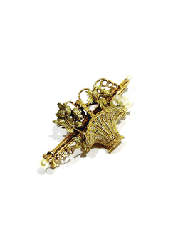 Brooch made of yellow gold, rose gold, and pearls
