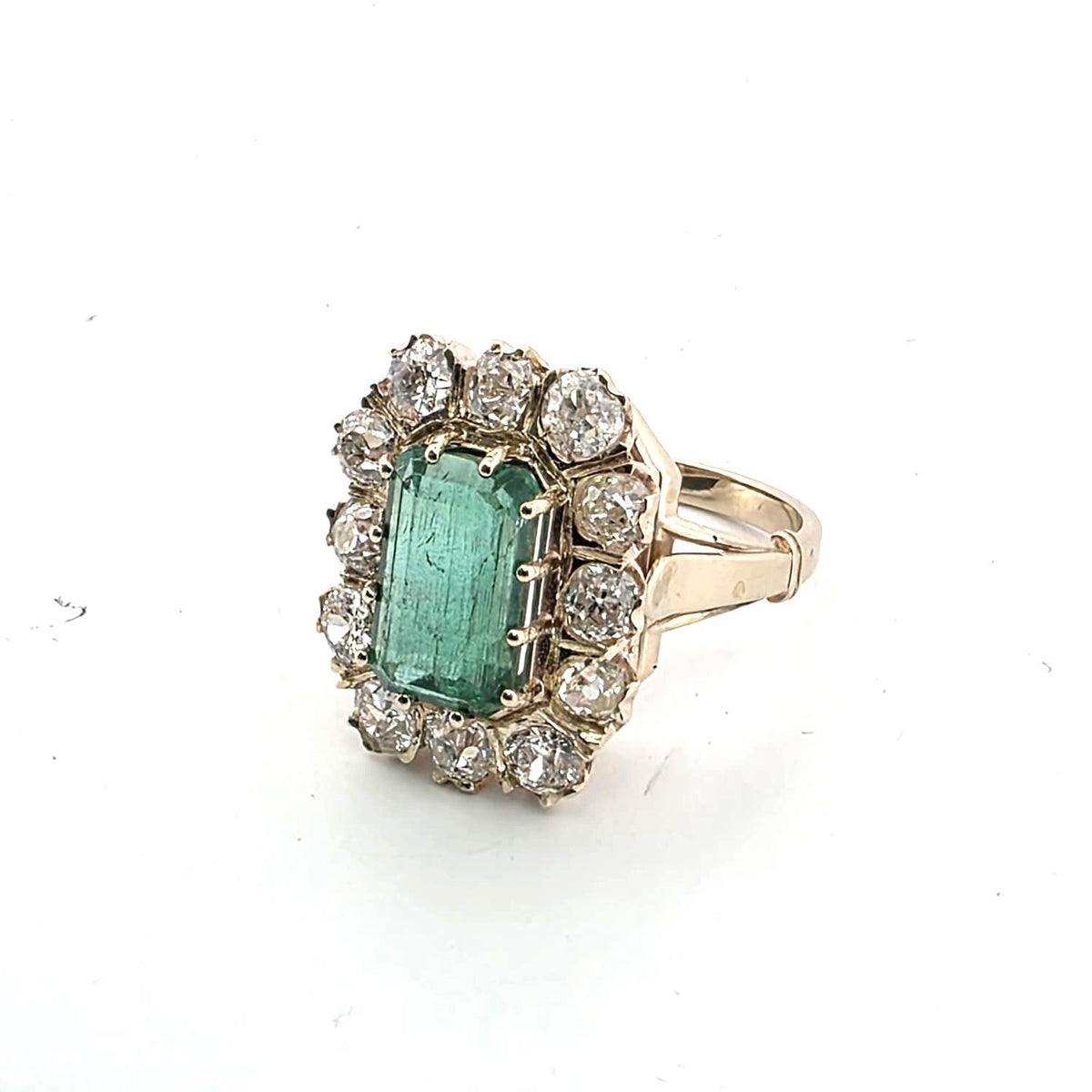 Bague Entourage en or jaune, émeraude et diamants