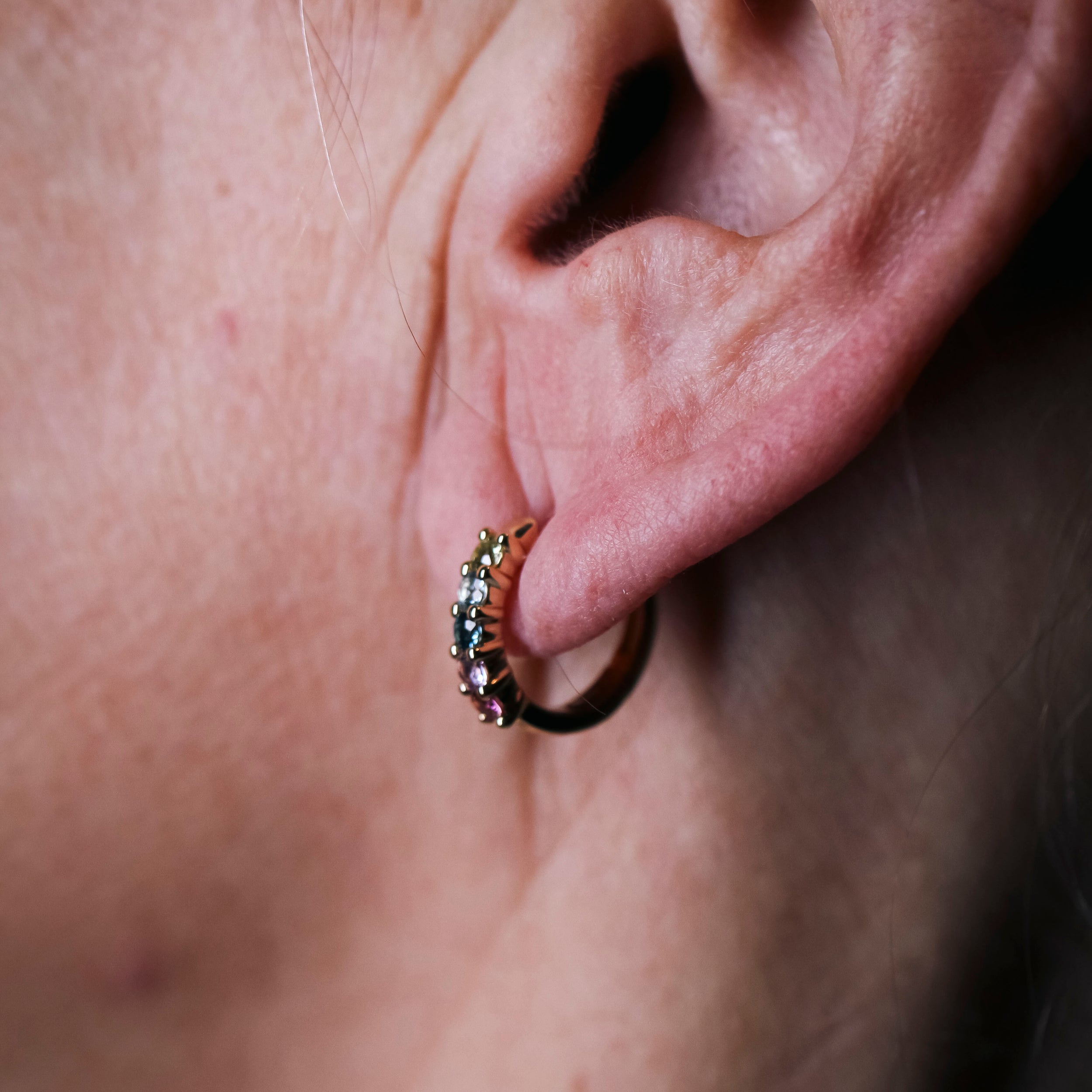 Boucles d'oreilles Créoles CRIOLLA en or jaune, péridots, améthystes, rhododendrons et topazes