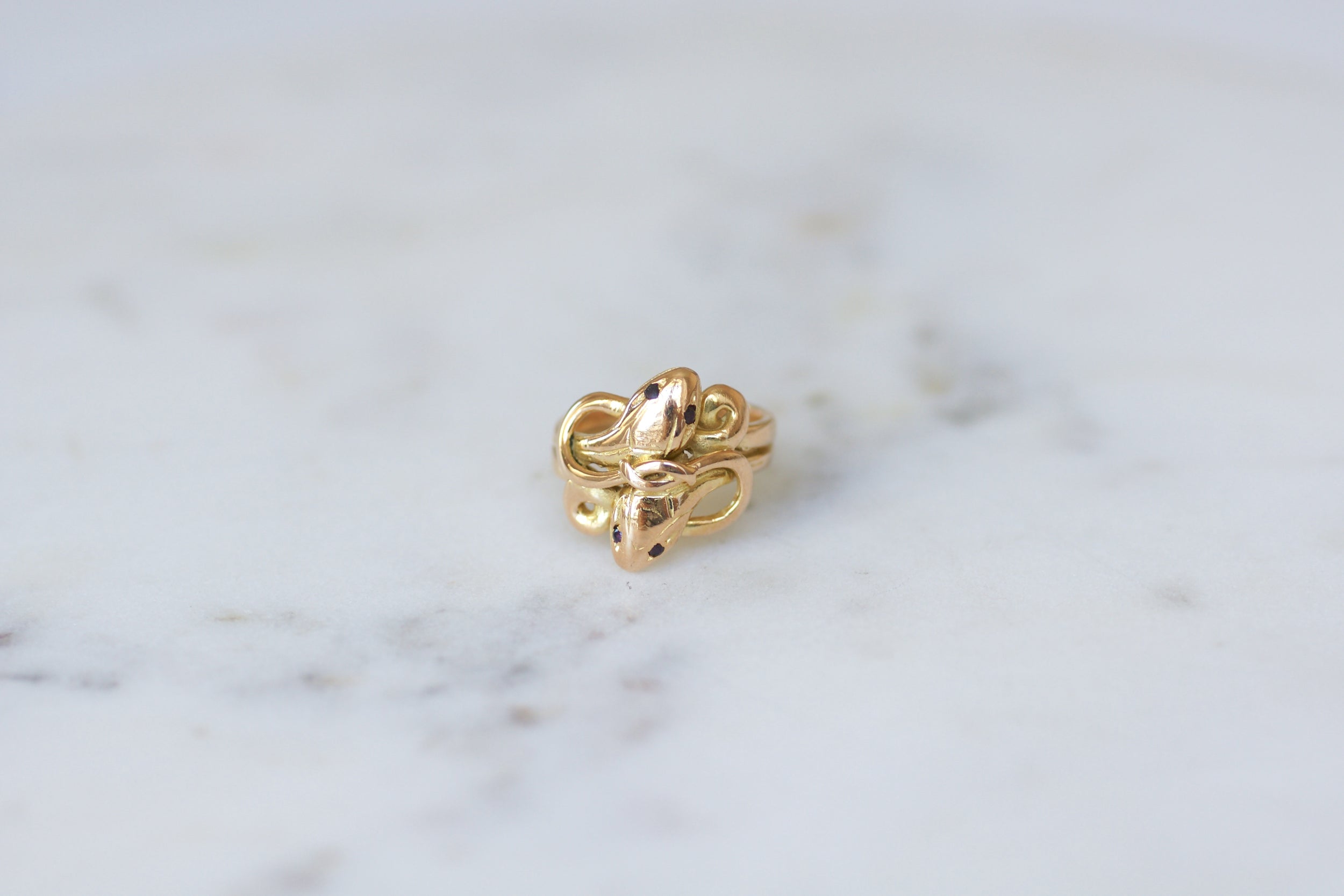 Bague Jonc en or jaune, or rose, et rubis