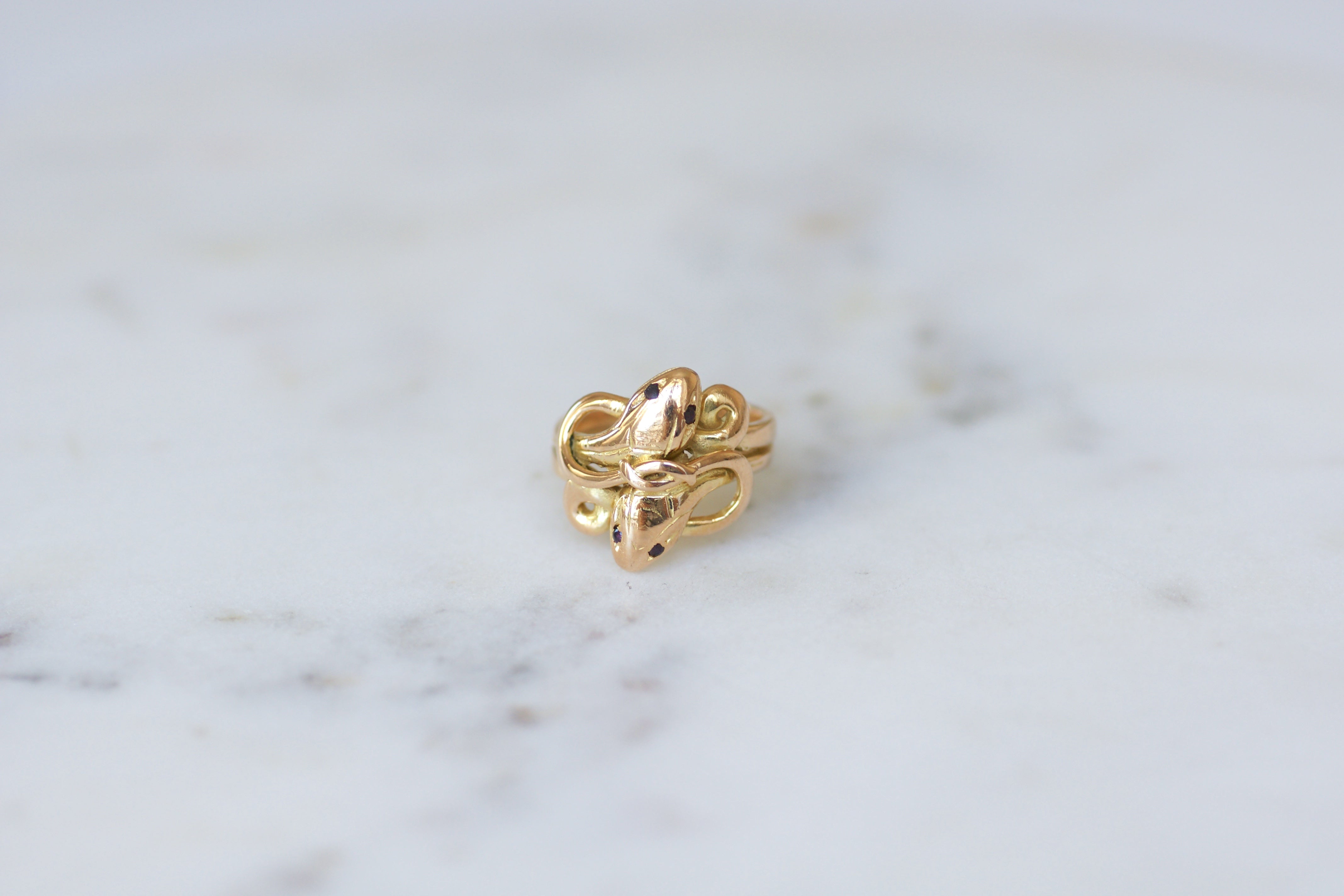 Bague Jonc en or jaune, or rose, et rubis