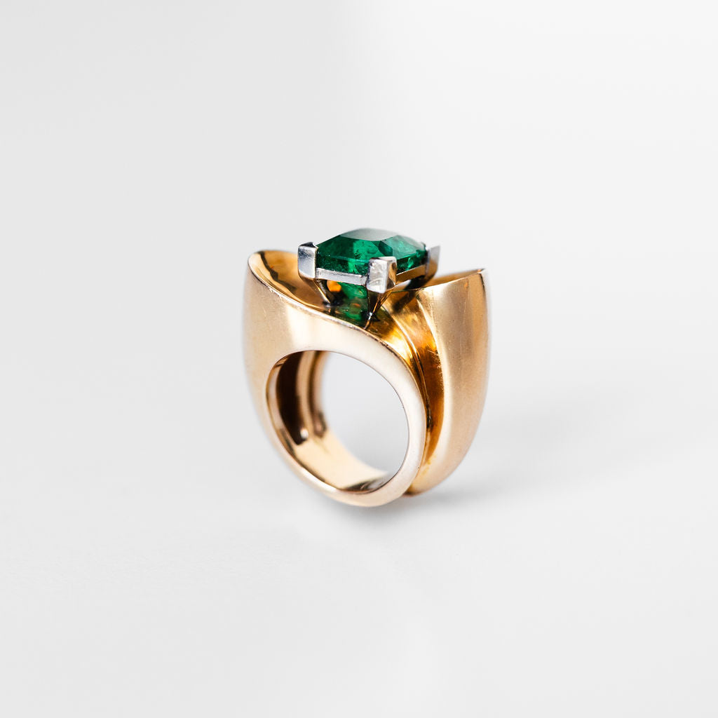 Ring in yellow gold and emerald