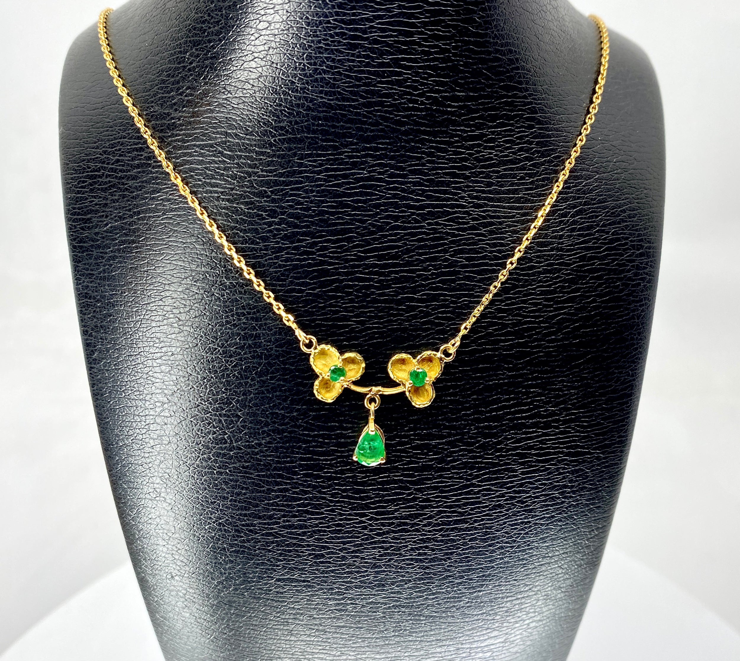 Collier pendentif en or jaune 18 carats et émeraudes