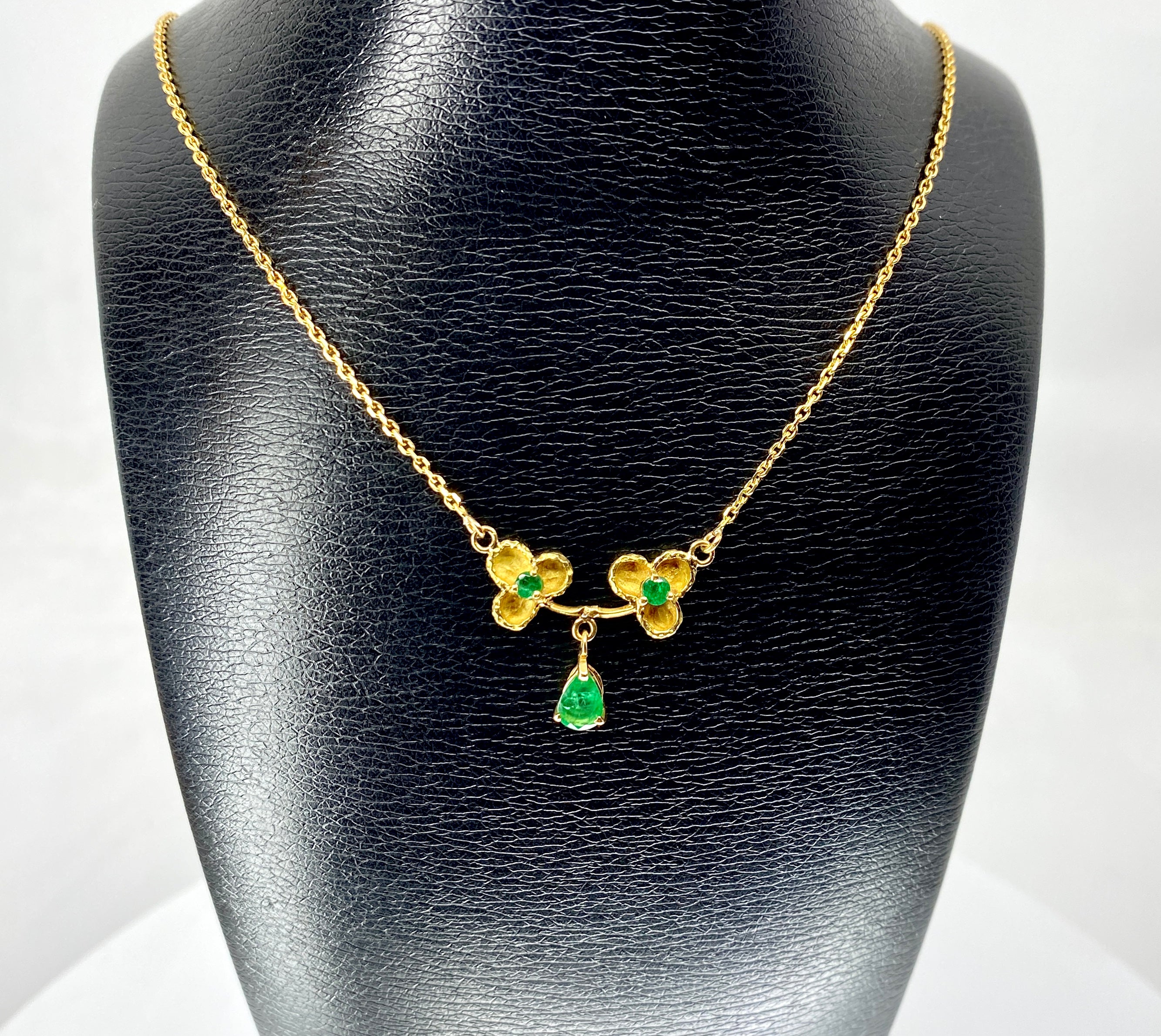 Collier pendentif en or jaune 18 carats et émeraudes