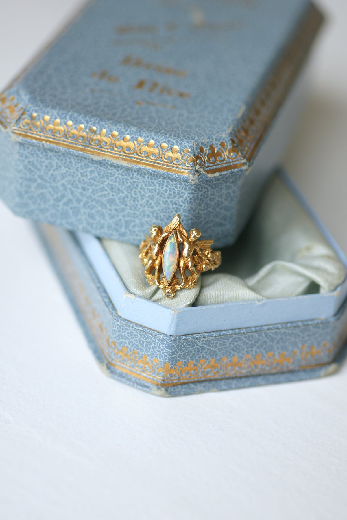 Bague Ancienne Anges Opale et Diamants sur Or Jaune
