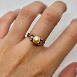 Yellow gold ring with a pearl and diamonds
