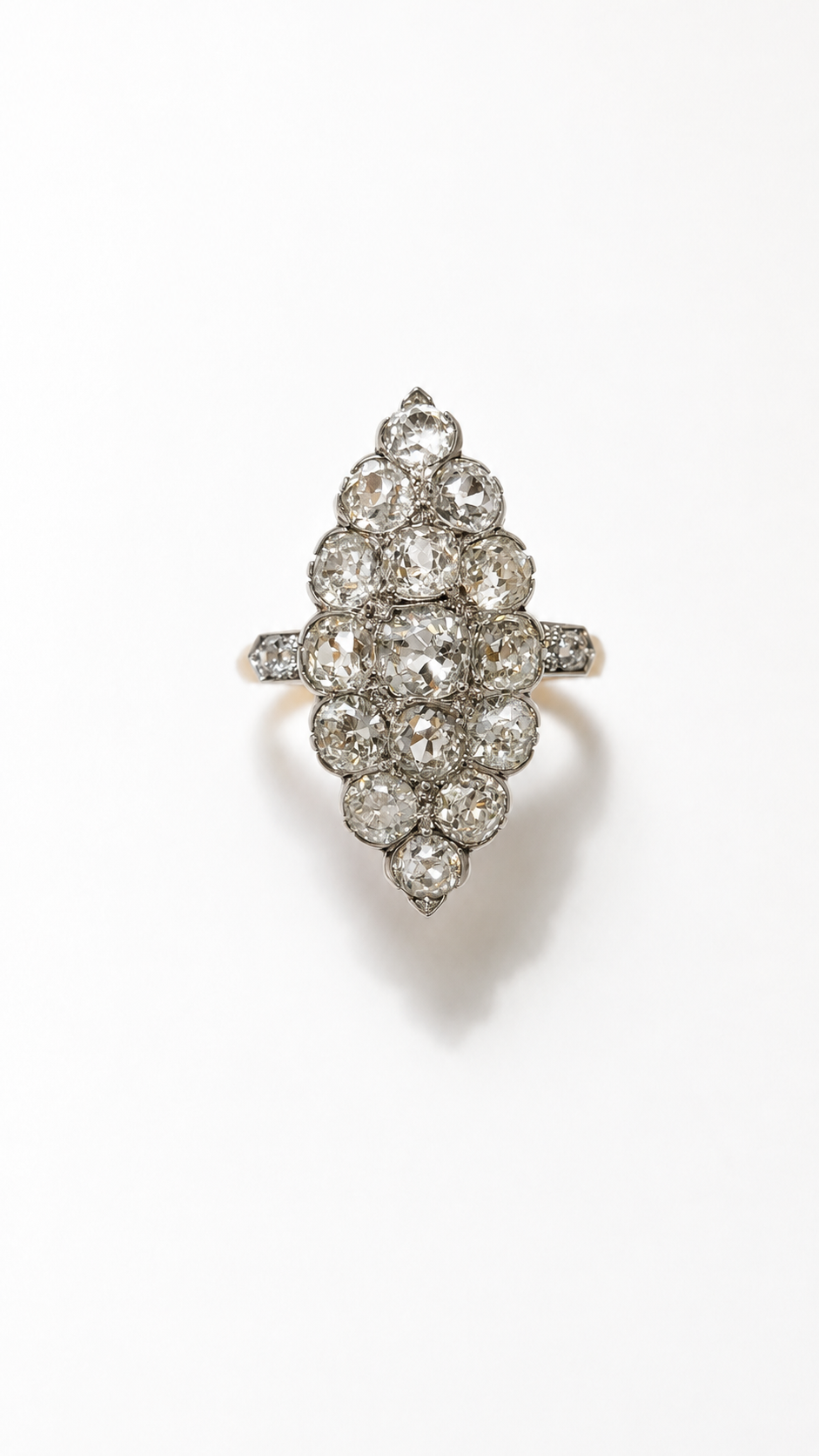 Bague Marquise en or jaune, platine et diamants