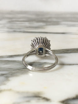 Entourage Ring in white gold, Sapphire, and Diamonds