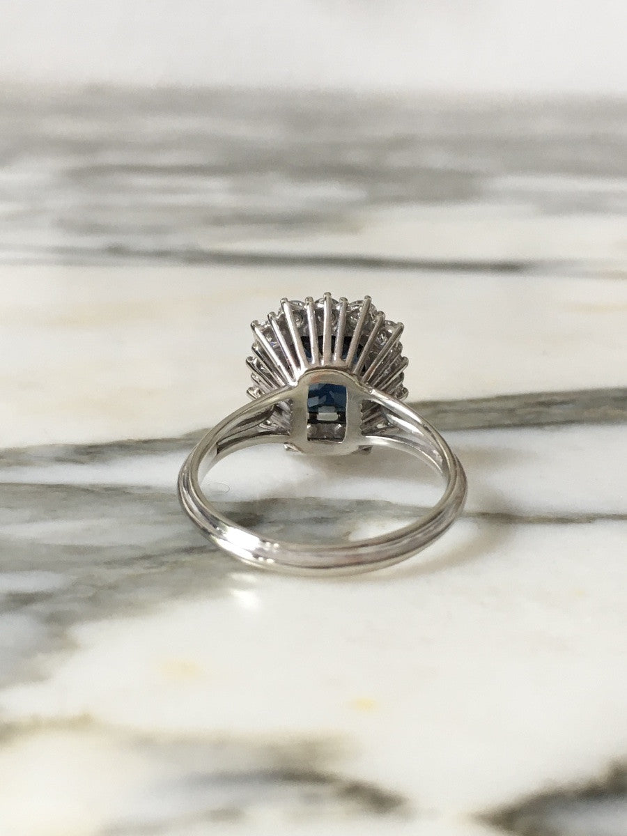 Entourage Ring in white gold, Sapphire, and Diamonds