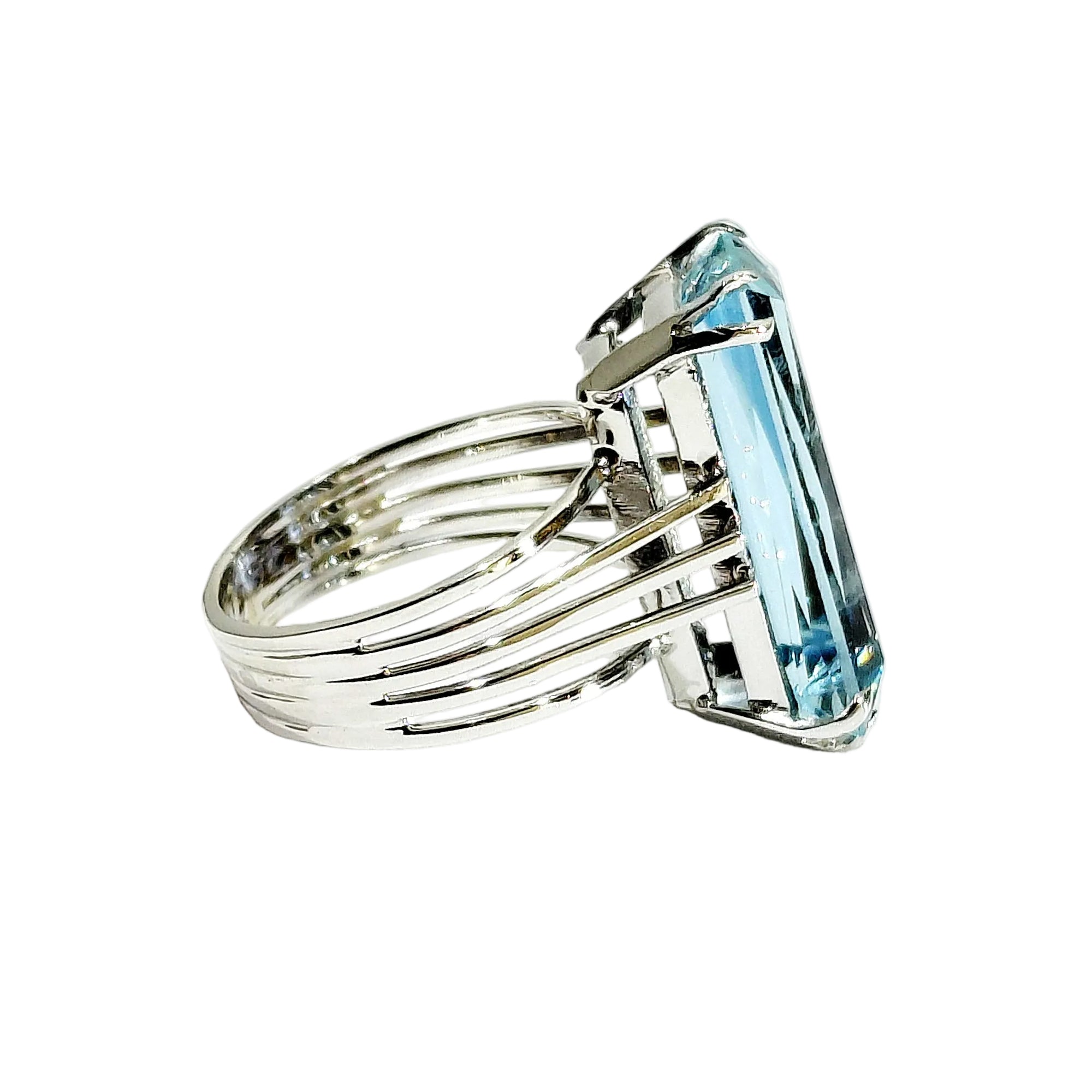 White Gold and Aquamarine Solitaire Ring