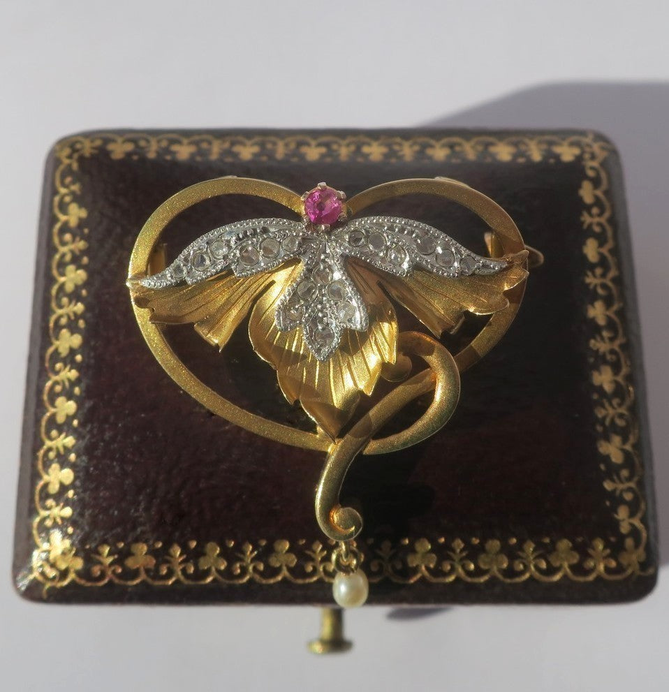 Art Nouveau Brooch Pendant with Rubies, Diamonds, and a Fine Pearl in 18-carat Rose Gold and Platinum