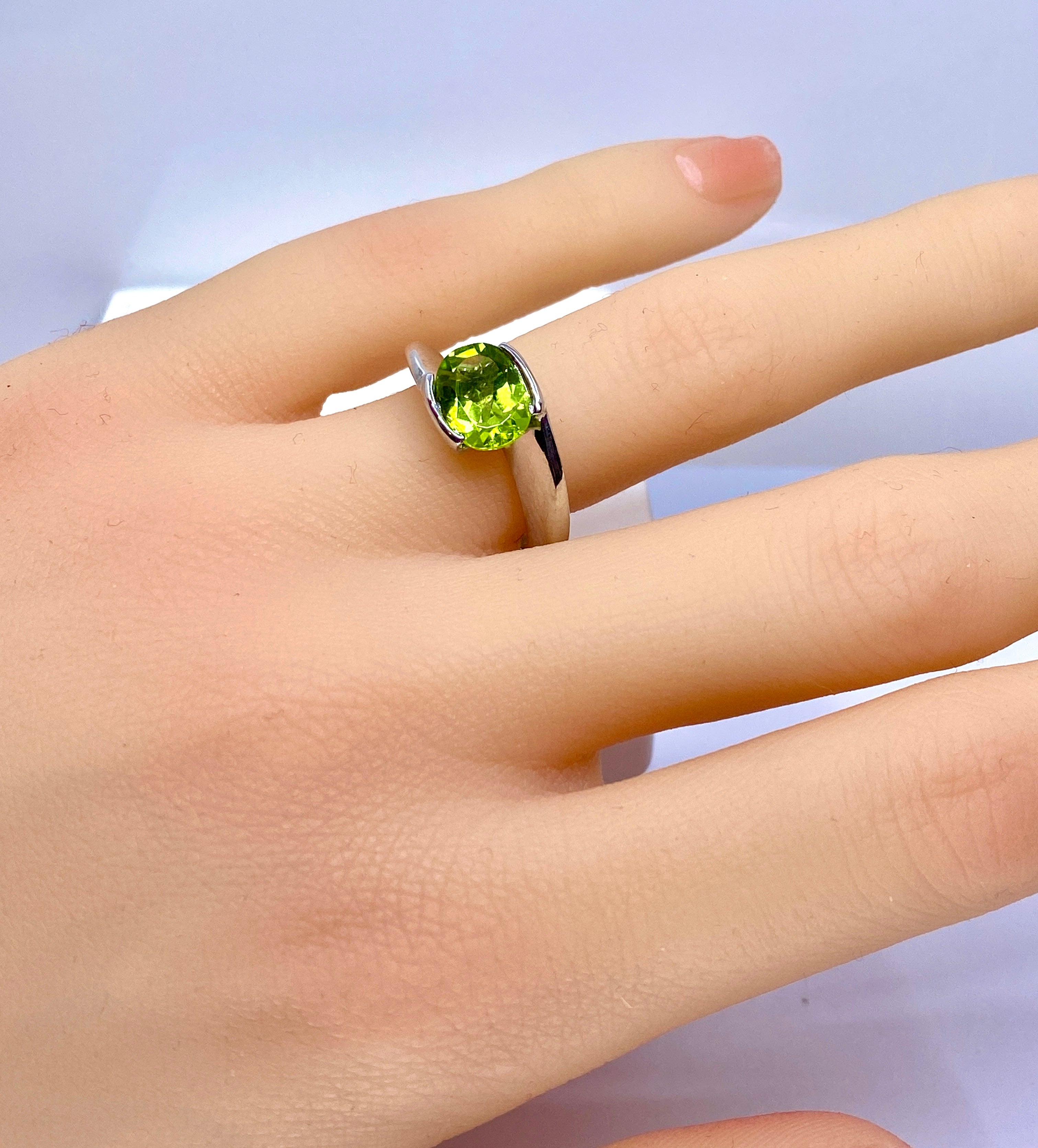 Ring in white gold and peridot