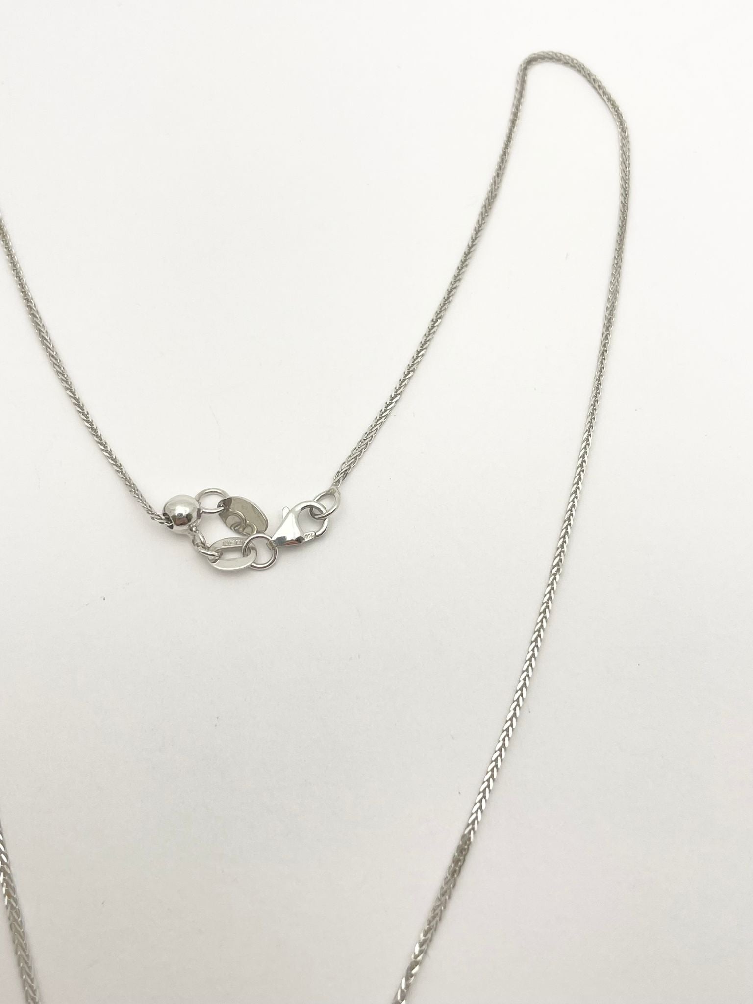Collier Pendentif en or blanc, émeraude et diamants