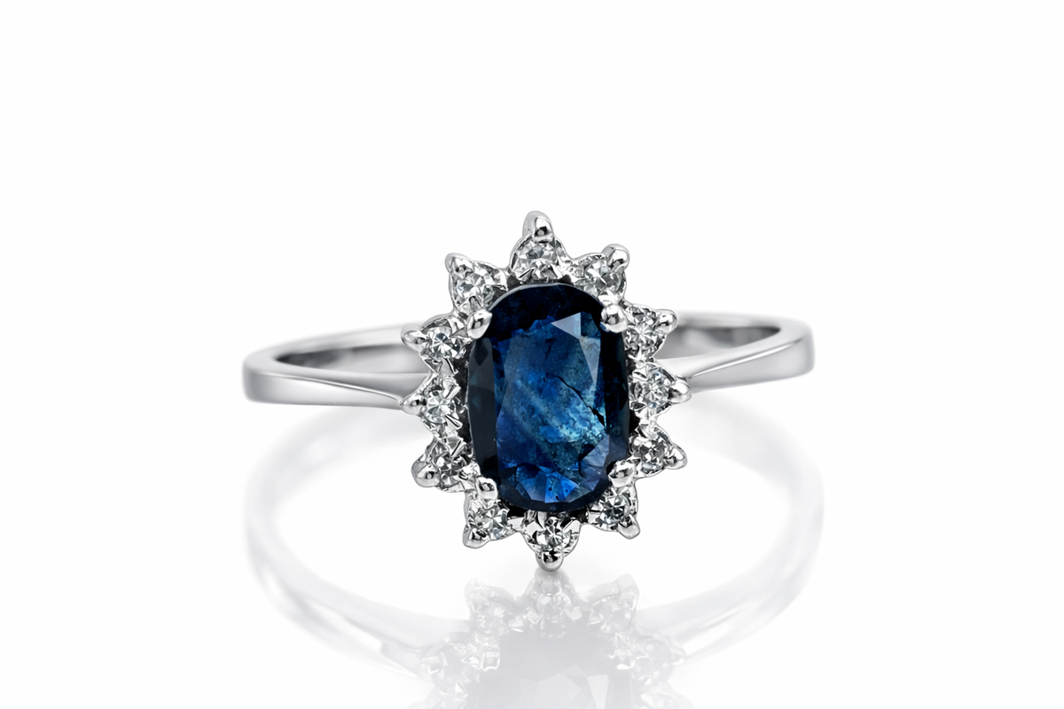 Entourage Ring in white gold, Sapphire, and Diamonds