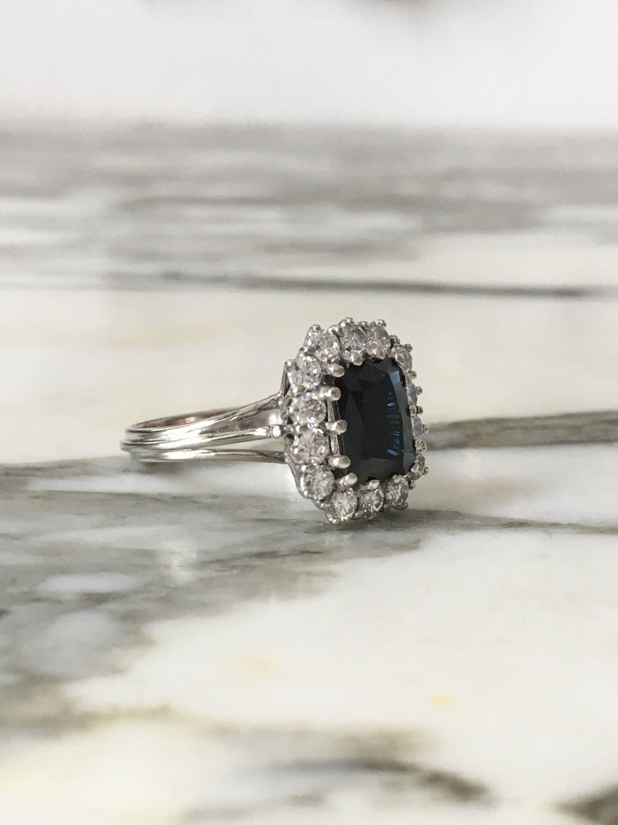 Entourage Ring in white gold, Sapphire, and Diamonds