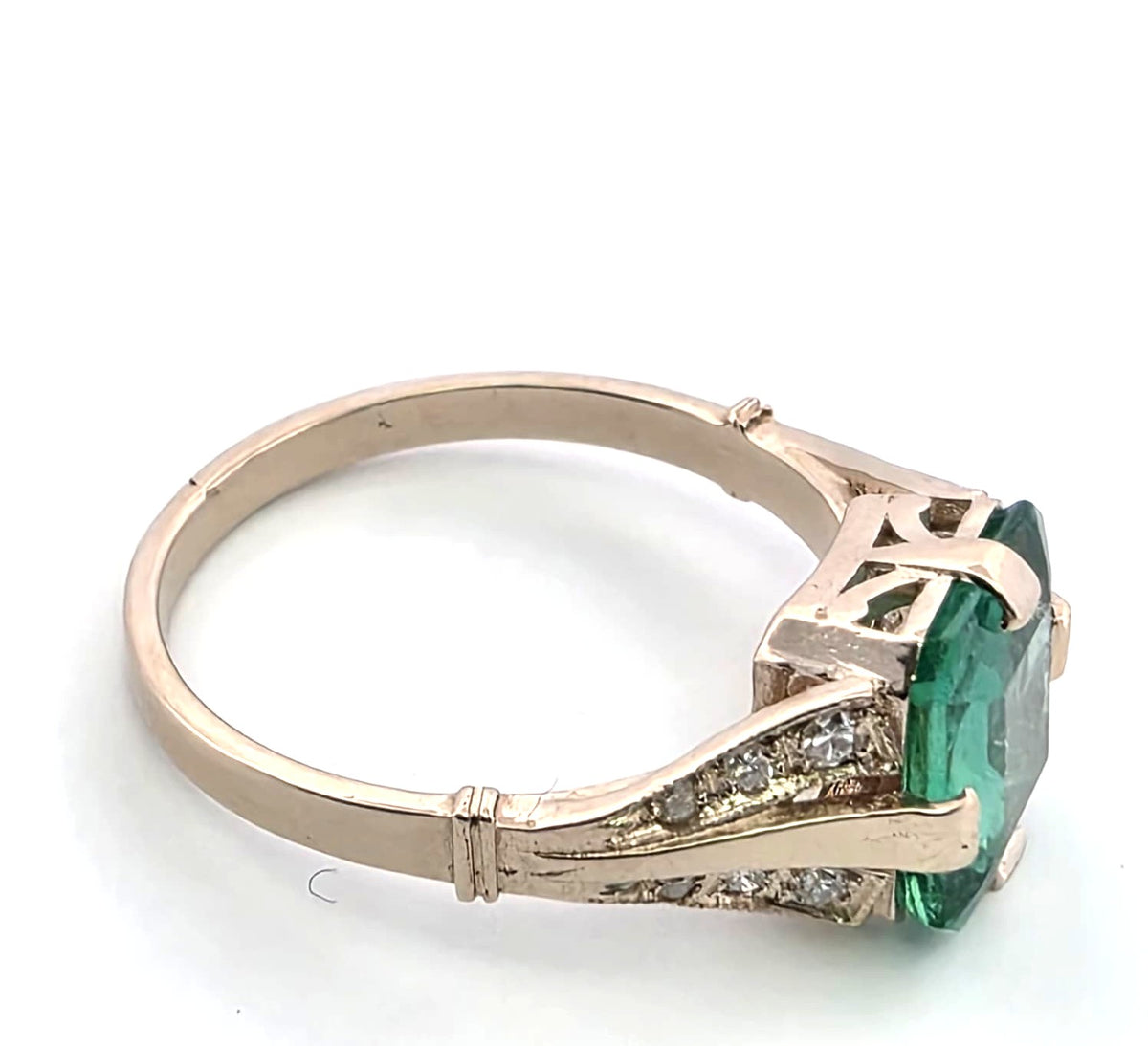 White Gold Solitaire Ring with Emerald and Diamonds