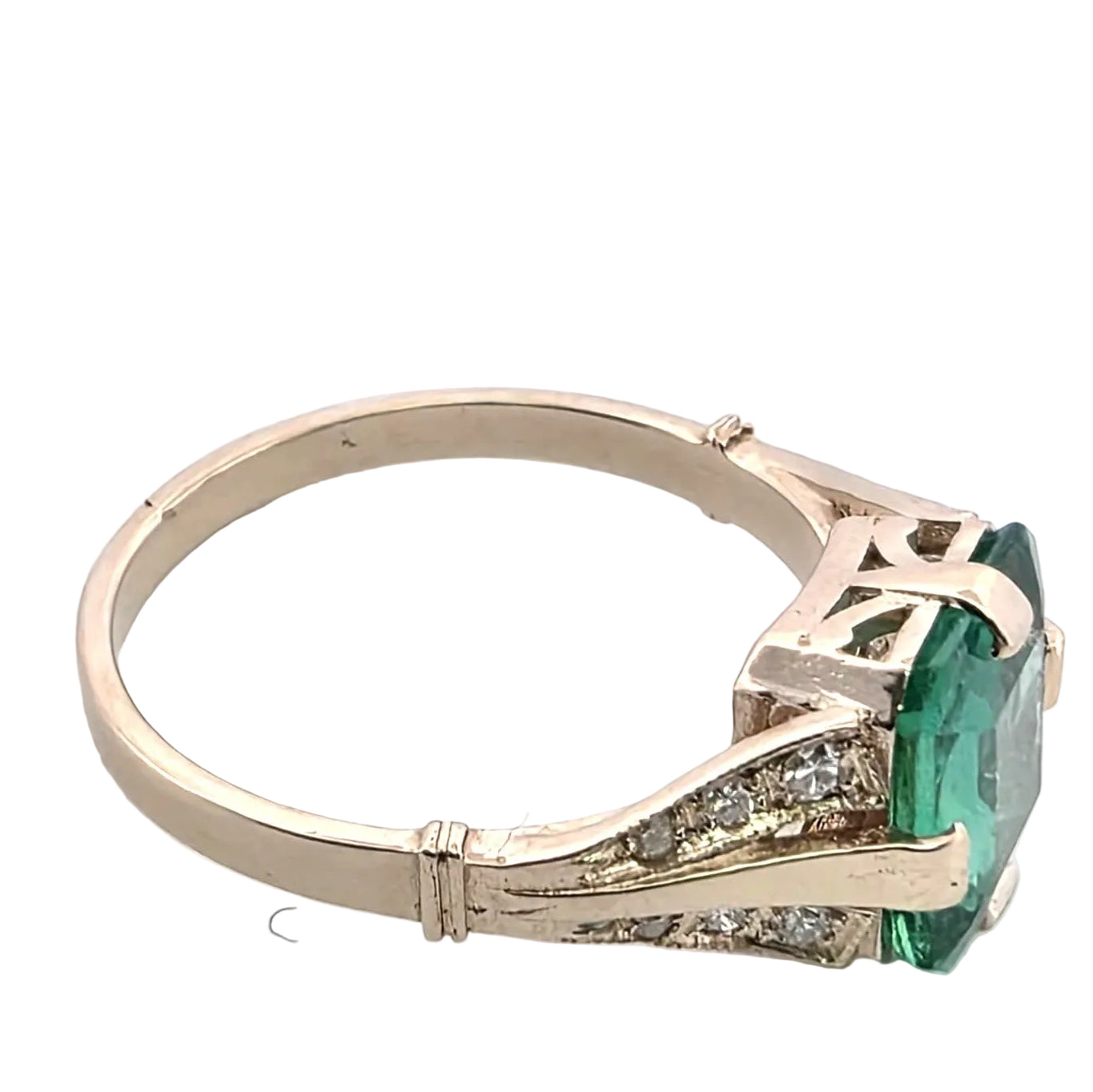 White Gold Solitaire Ring with Emerald and Diamonds