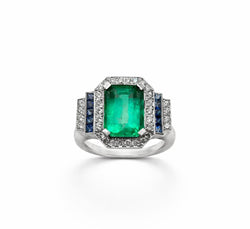 Bague Entourage en or blanc, émeraude, saphirs et diamants
