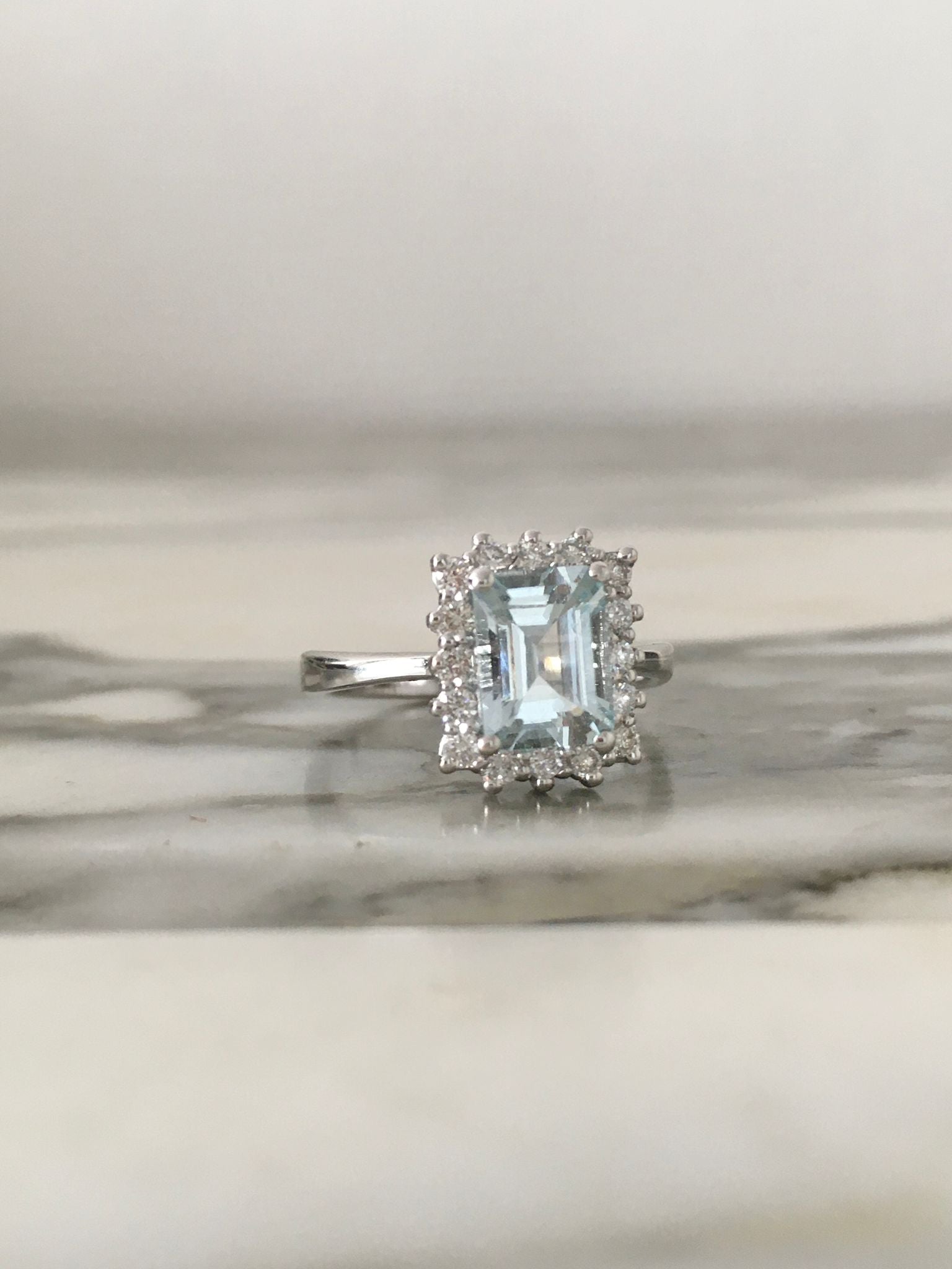 Entourage Ring in white gold, aquamarine and diamonds