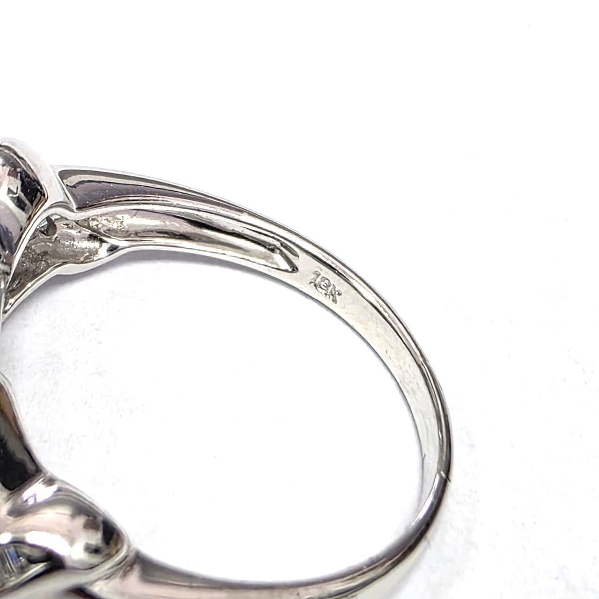 White Gold Solitaire Ring with Pearl and Diamonds