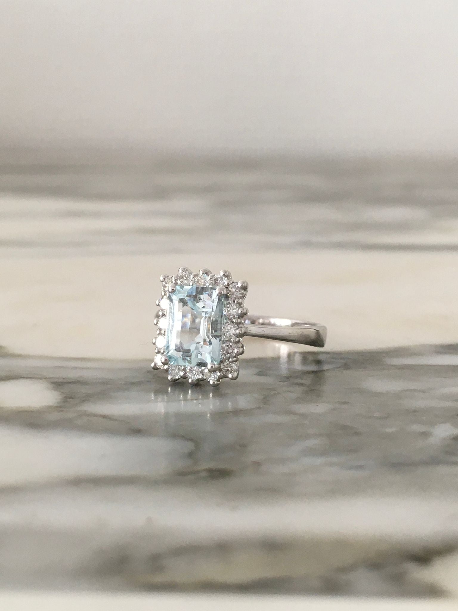 Bague Entourage en or blanc, aigue-marine et diamants