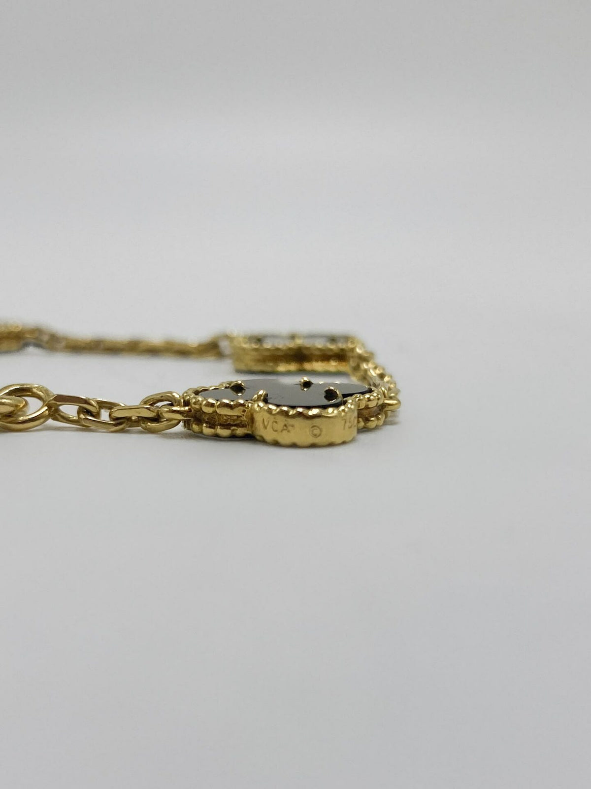 VAN CLEEF & ARPELS "Vintage Alhambra" Long necklace in yellow gold and Onyx