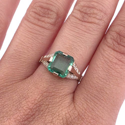 White Gold Solitaire Ring with Emerald and Diamonds