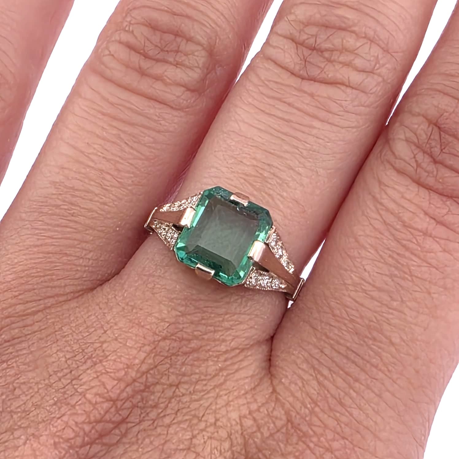 White Gold Solitaire Ring with Emerald and Diamonds