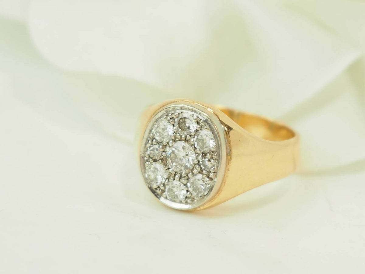 Signet ring in yellow gold and diamonds
