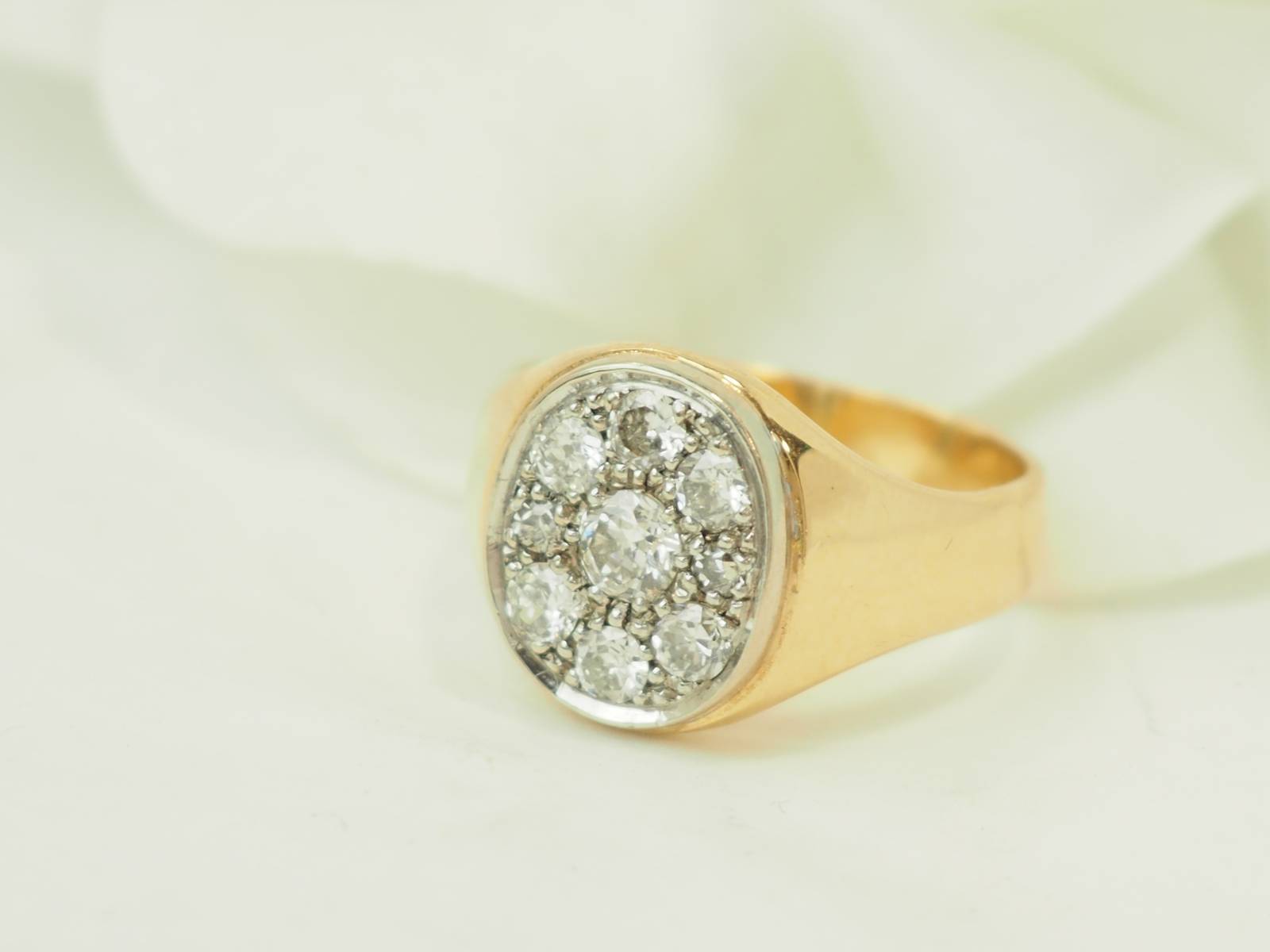 Signet ring in yellow gold and diamonds