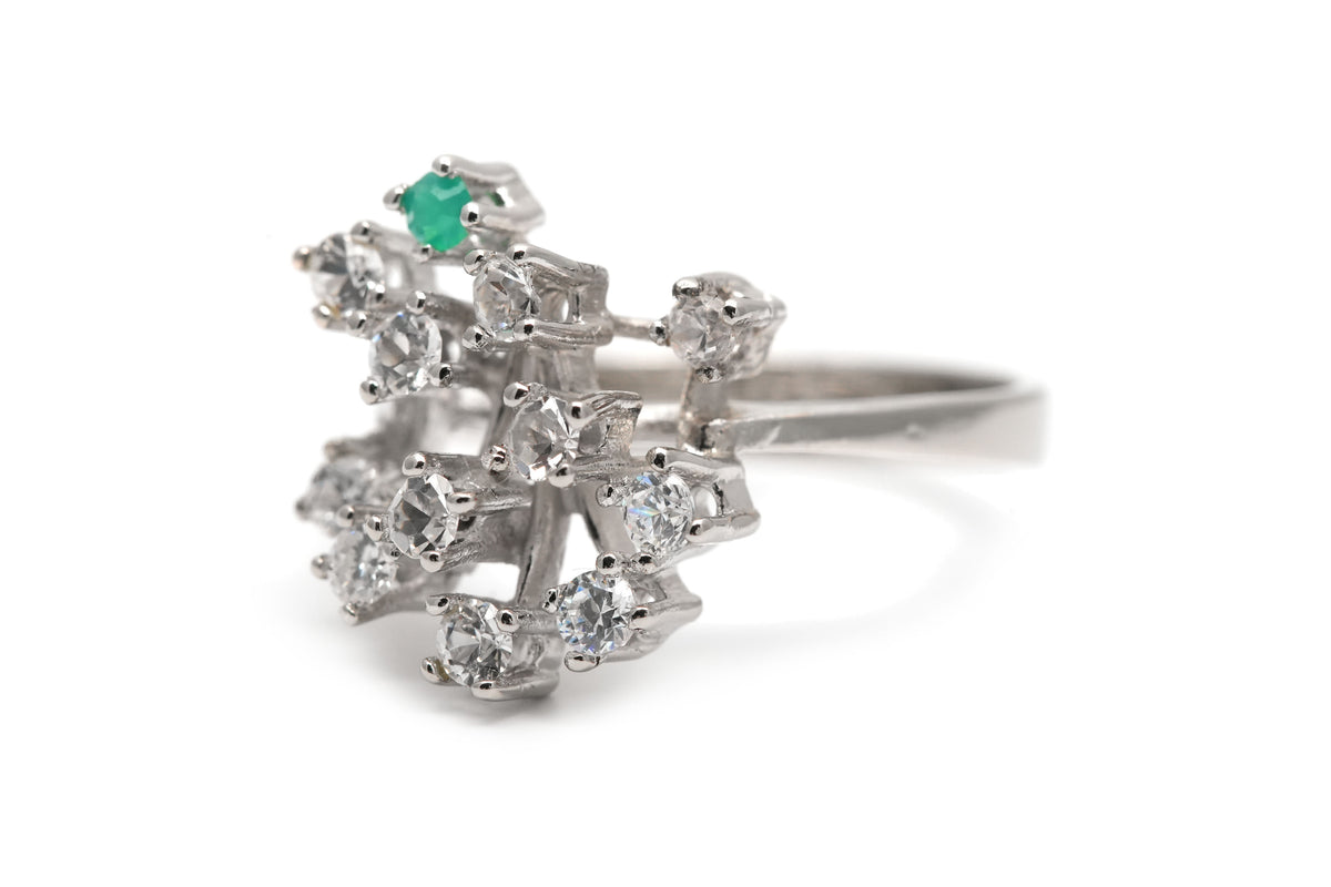 Bague en or blanc, émeraude et diamants