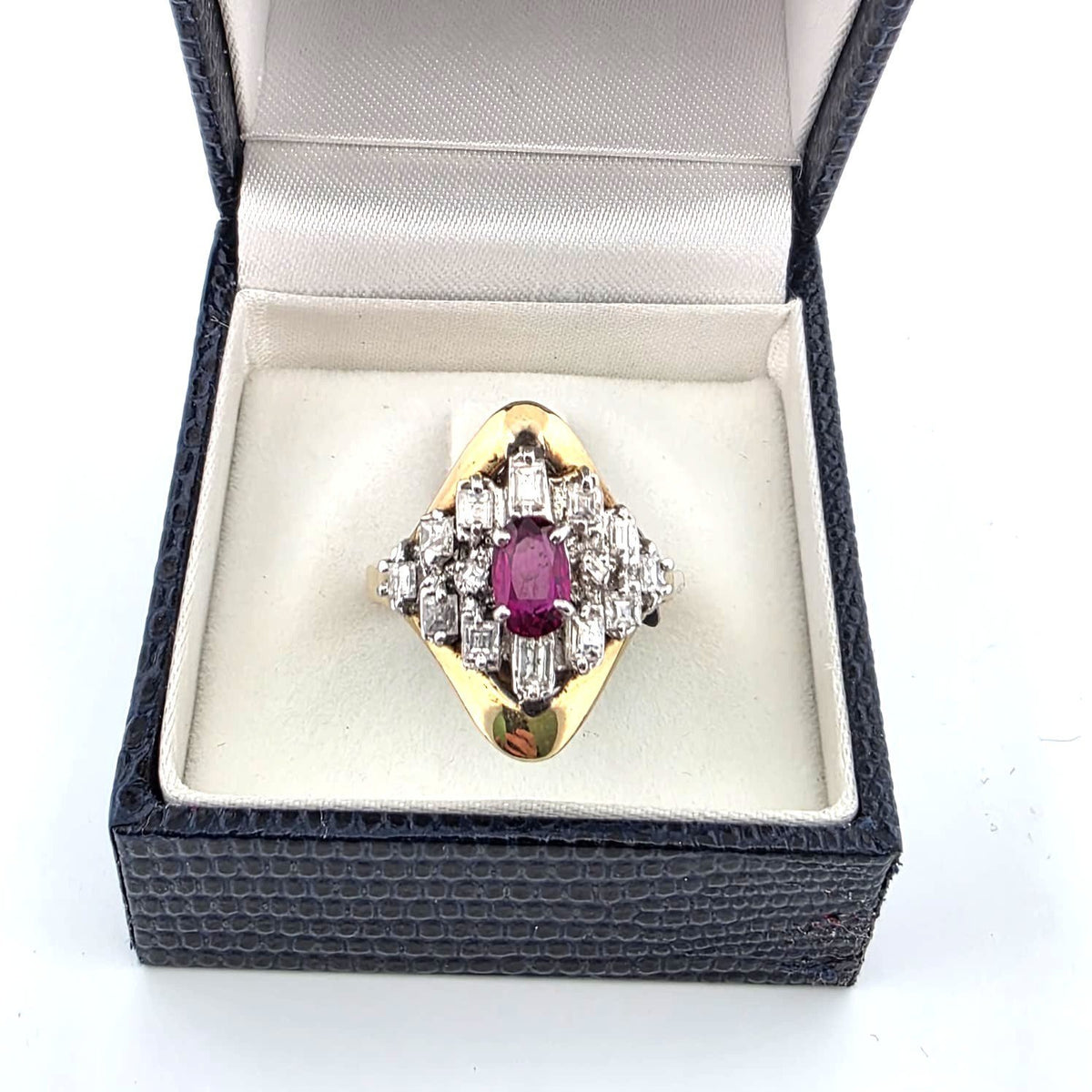 Anello in oro giallo 18 kt con rubino centrale e diamanti a contorno